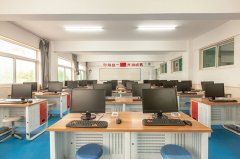 行知宏学校环境-计算机室